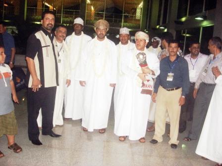 أثناء استقبال الوفد العماني حاملا كأس الخليج أمس